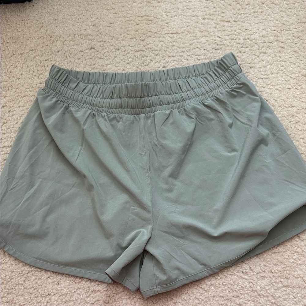 Beyond Yoga Stretch Woven in Stride Lined Short Size L in Sage green